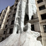 RUBINETTI APERTI TUTTO L’INVERNO, CASCATA DI GHIACCIO DAL PALAZZO