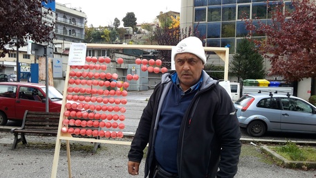 L'Aquila - pallottoliere gigante con cento palle rosse davanti alla sede di Equitalia