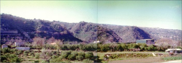 La scarpata di faglia di Moscarello sullo sfondo e, in primo piano, l’area di Fondo Macchia (foto R. Azzaro).